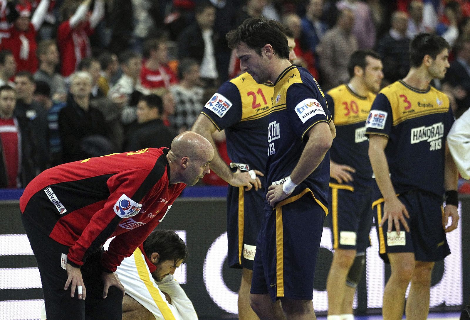 Los jugadores españoles se lamentan tras su derrota en el partido Dinamarca-España, de semifinales del Campeonato de Europa de balonmano