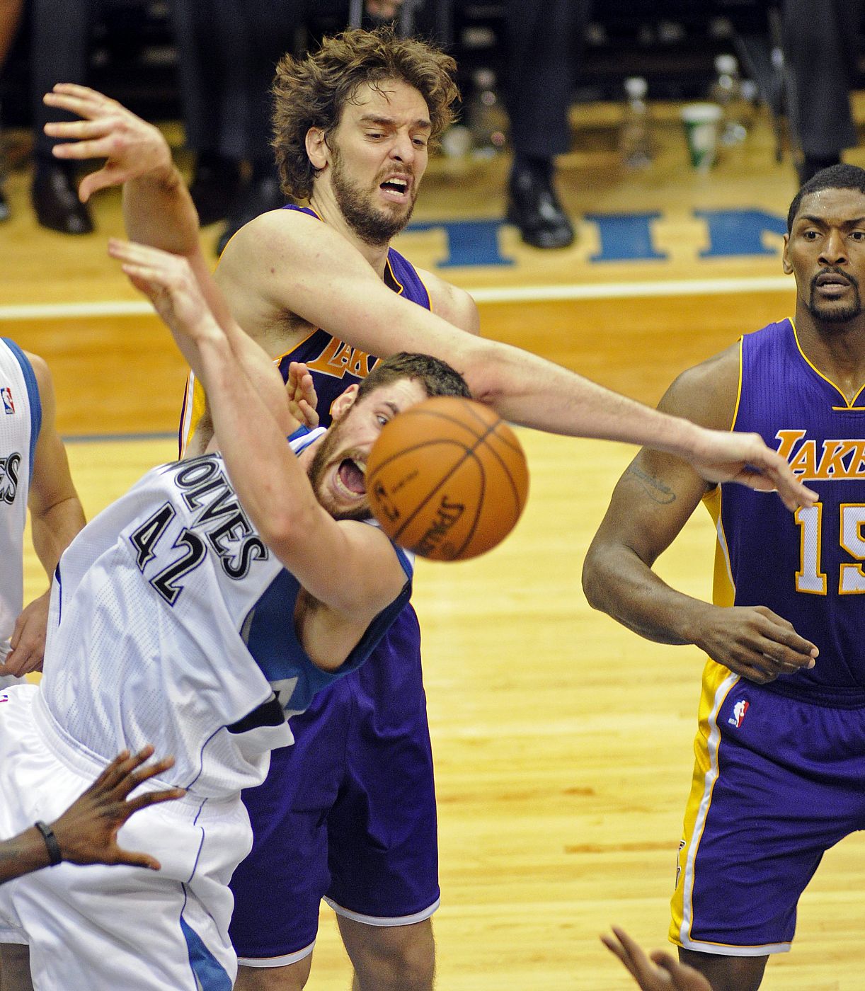 El jugador de los Lakers Pau Gasol disputa el balón con Kevin Love de los Timberwolves.