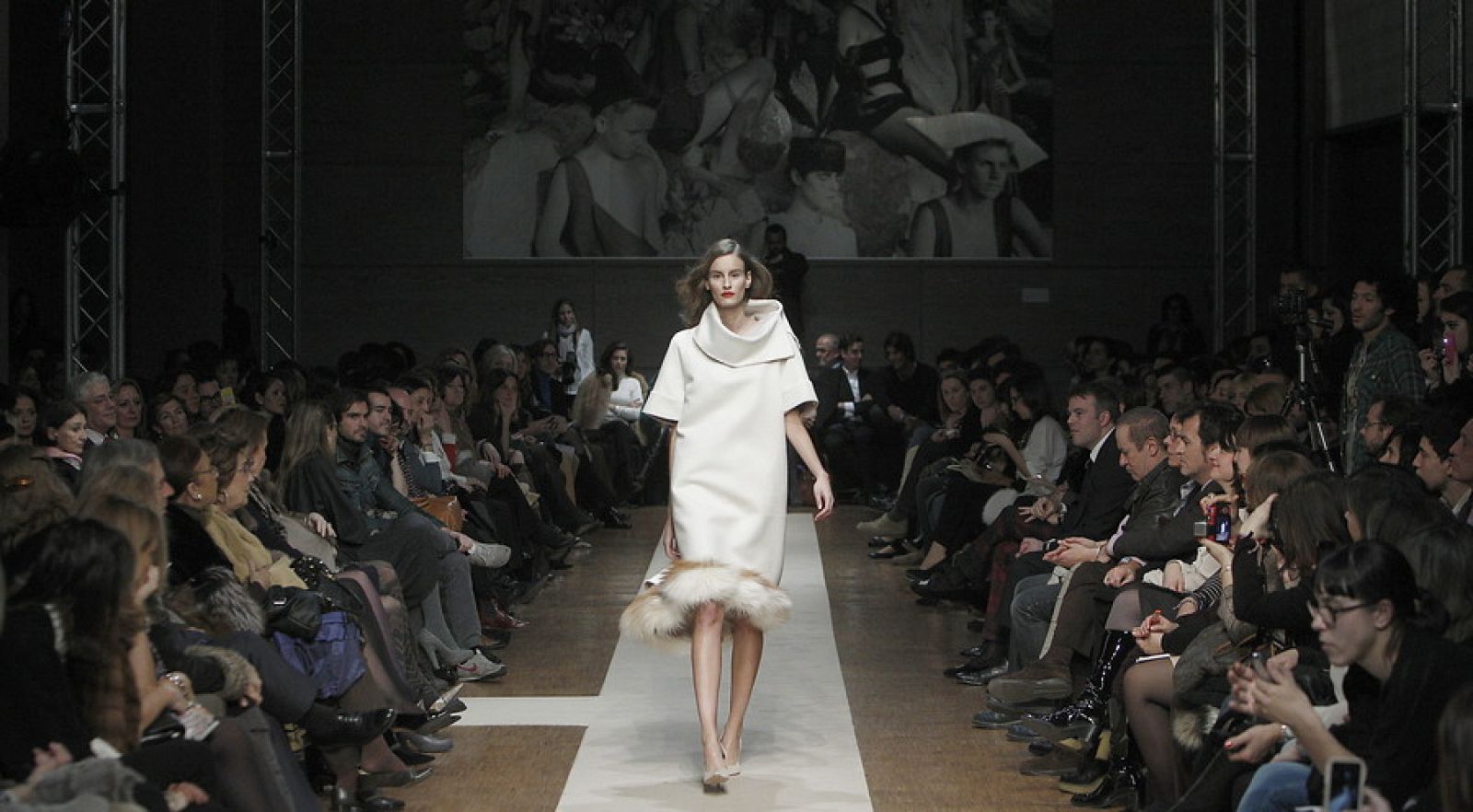 Vestido en tono crudo con bajo de piel de pelo largo de Santiago del Palacio.