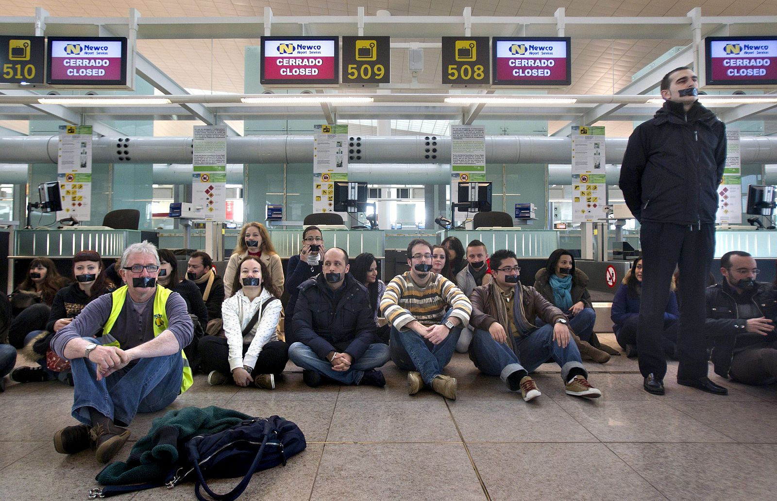 Un centenar de trabajadores de la empresa Newco, concentrados en El Prat, por el cierre de Spanair