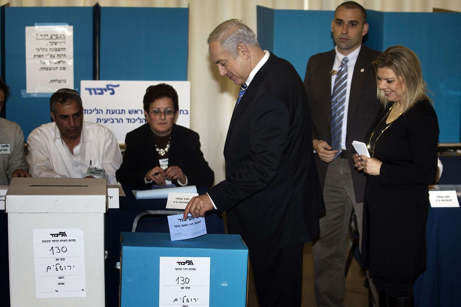 El primer ministro de Israel, Benjamín Netanyahu, ha sido de los primeros en depositar su voto en las primarias de su partido