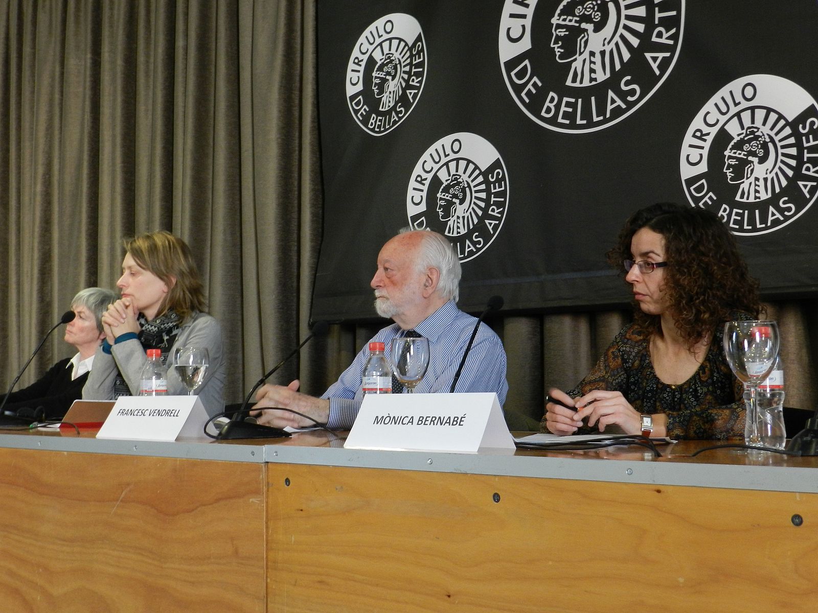 Los ponentes Martine Van Bijlert (i), Francesc Vendrell (c) y Mónica Bernabé (d)