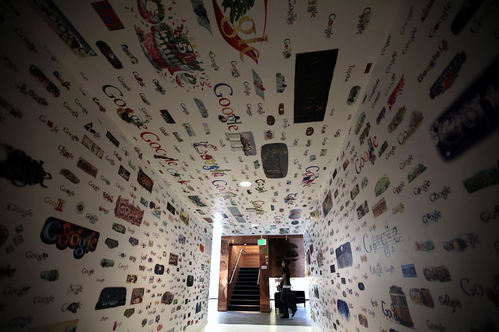 Un túnel con los logos de Google en el Campus de la compañía en Los Ángeles