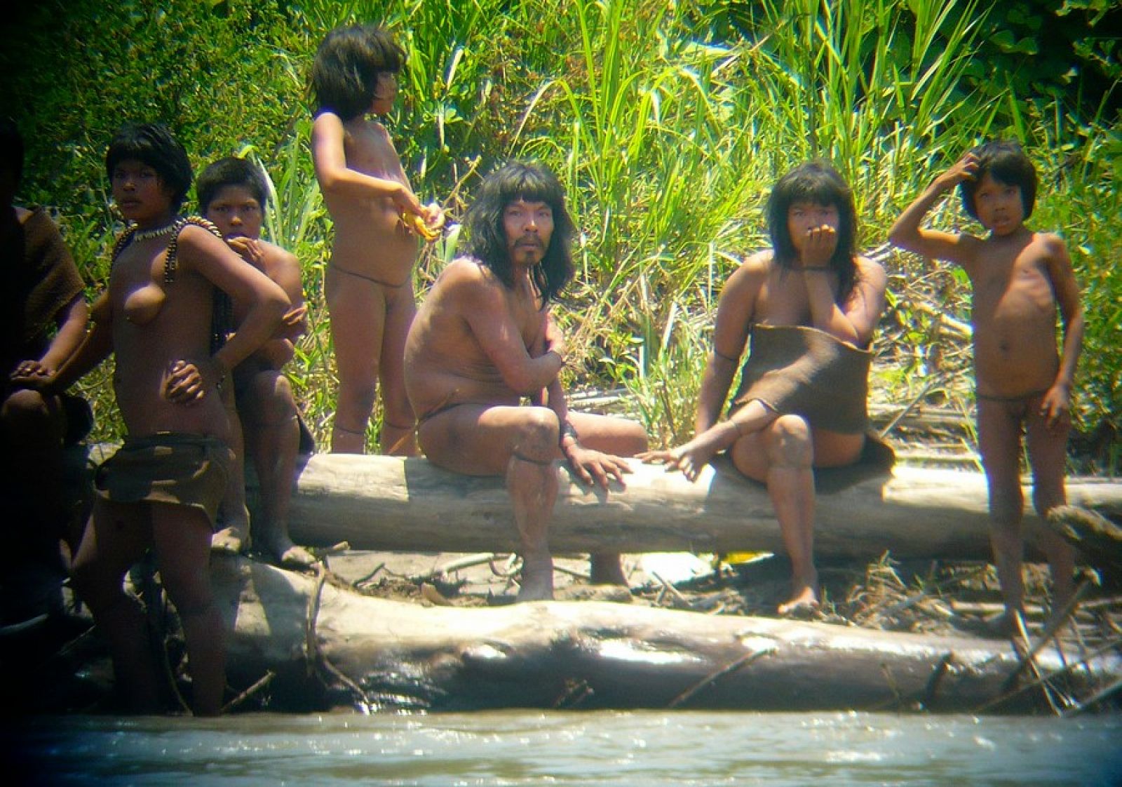Las fotografías de Diego Cortijo retratan un núcleo familiar de la tribu de los mashco-piro.
