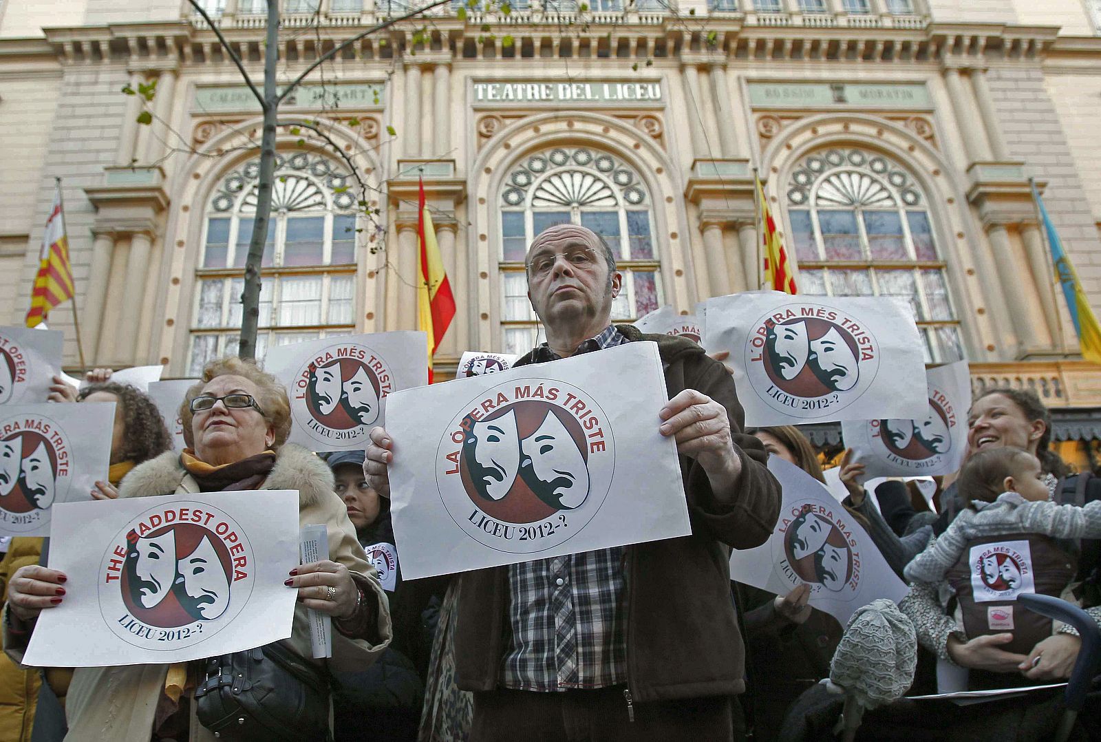 Trabajadores del Liceo protestan a las puertas del teatro en Las Ramblas contra el anuncio del ERE y la suspensión de varias obras.