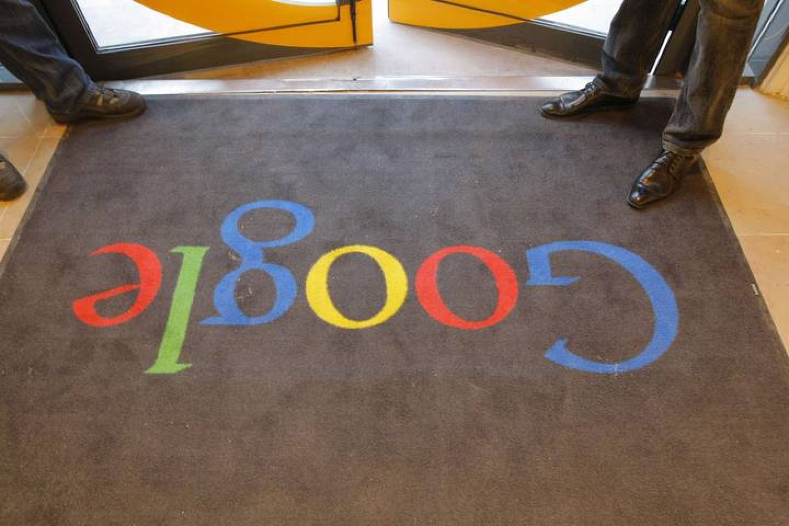 Una alfombra con el logo de Google a la entrada de las oficinas de la compañía en París.