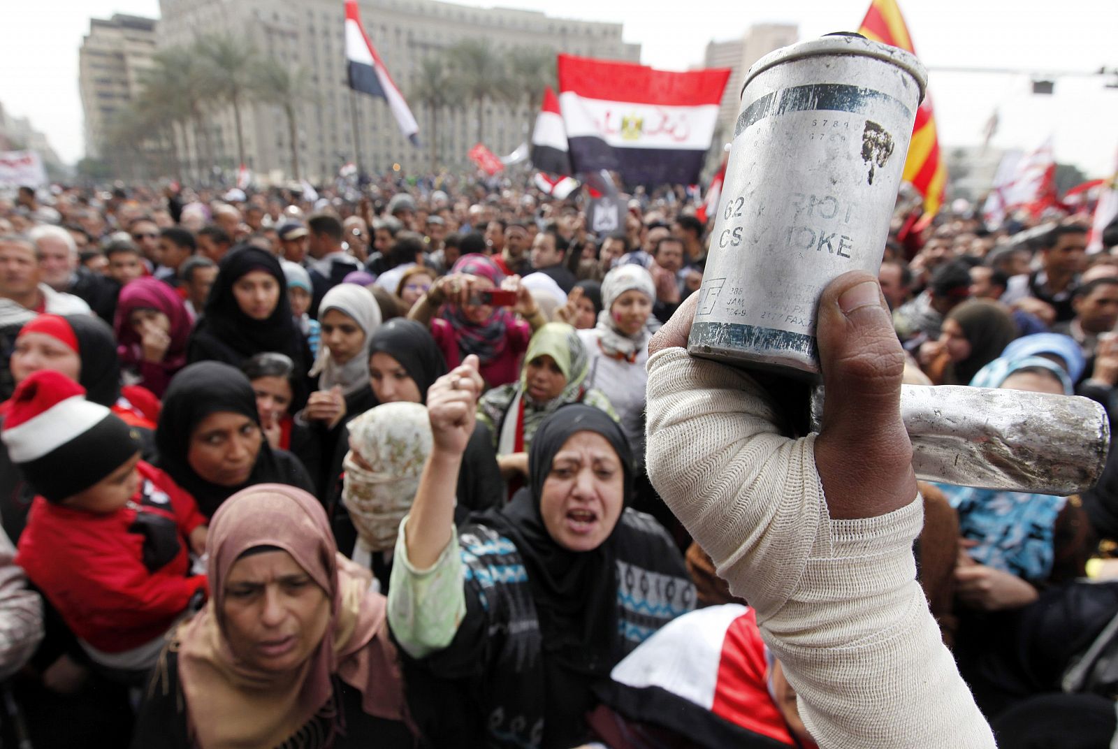 Bote de gas lacrimógeno lanzado por la policía egipcia