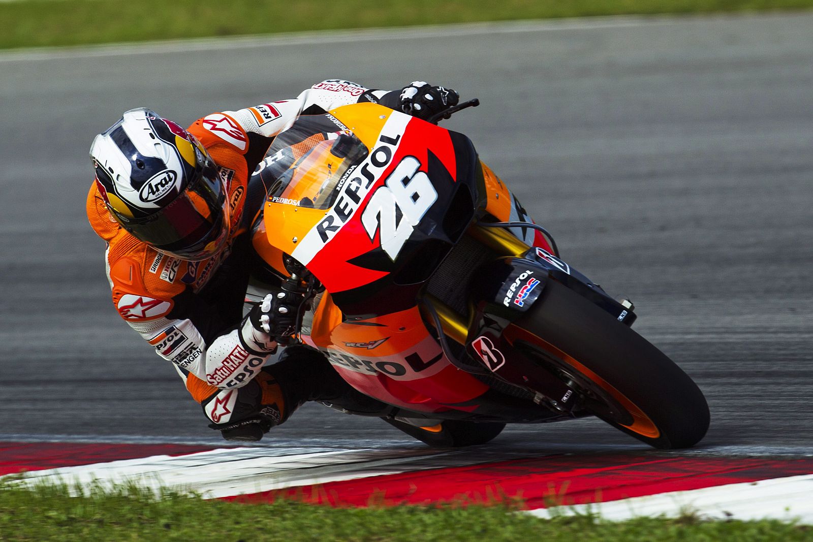 El piloto español de MotoGP Dani Pedrosa, de Repsol Honda, prueba su moto durante los entrenamientos de pretemporada en el circuito de Sepang en Kuala Lumpur.