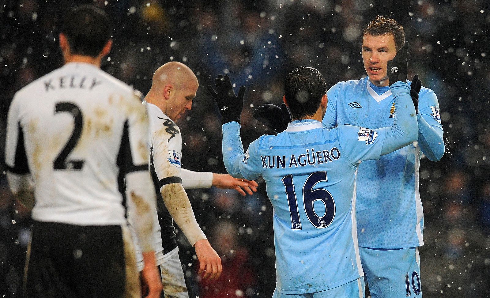 Agüero y Dzeko celebran uno de los goles del Manchester City al Fulham