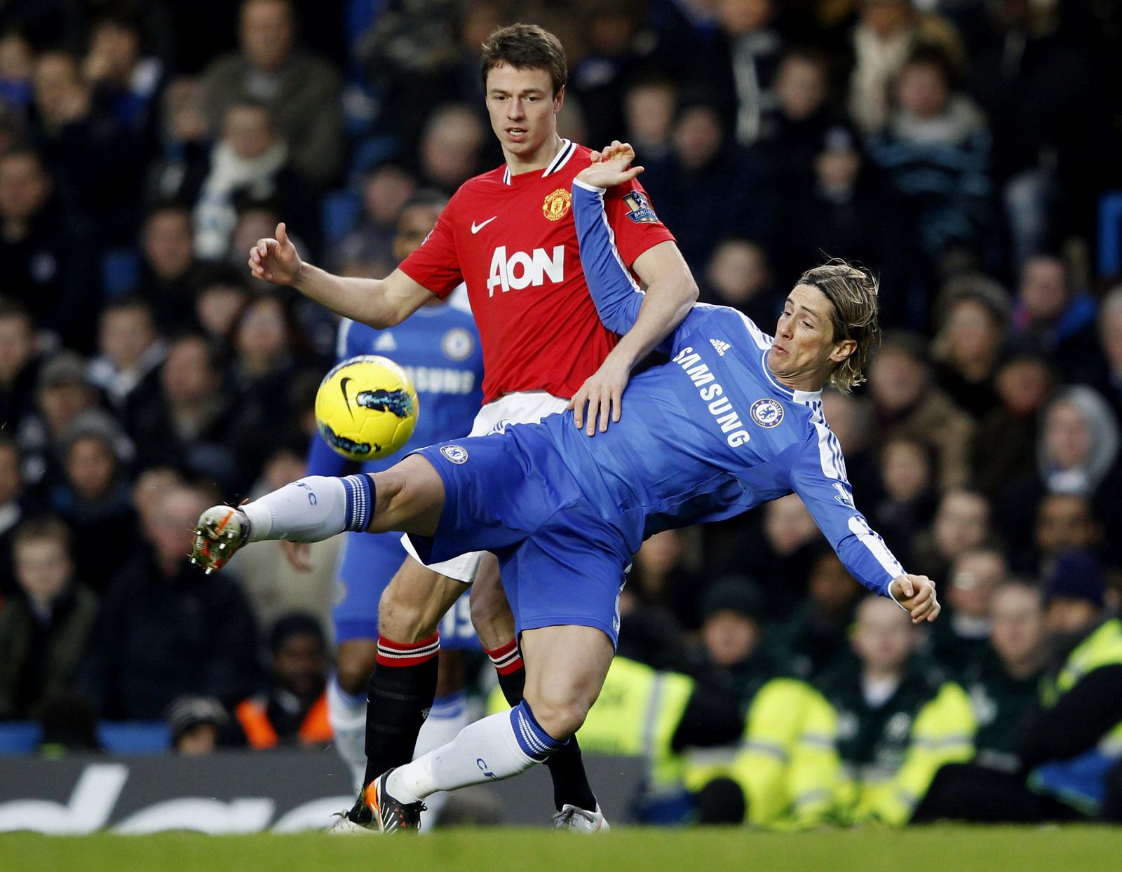 Torres y Evans pelean por un balón en Stamford Bridge.