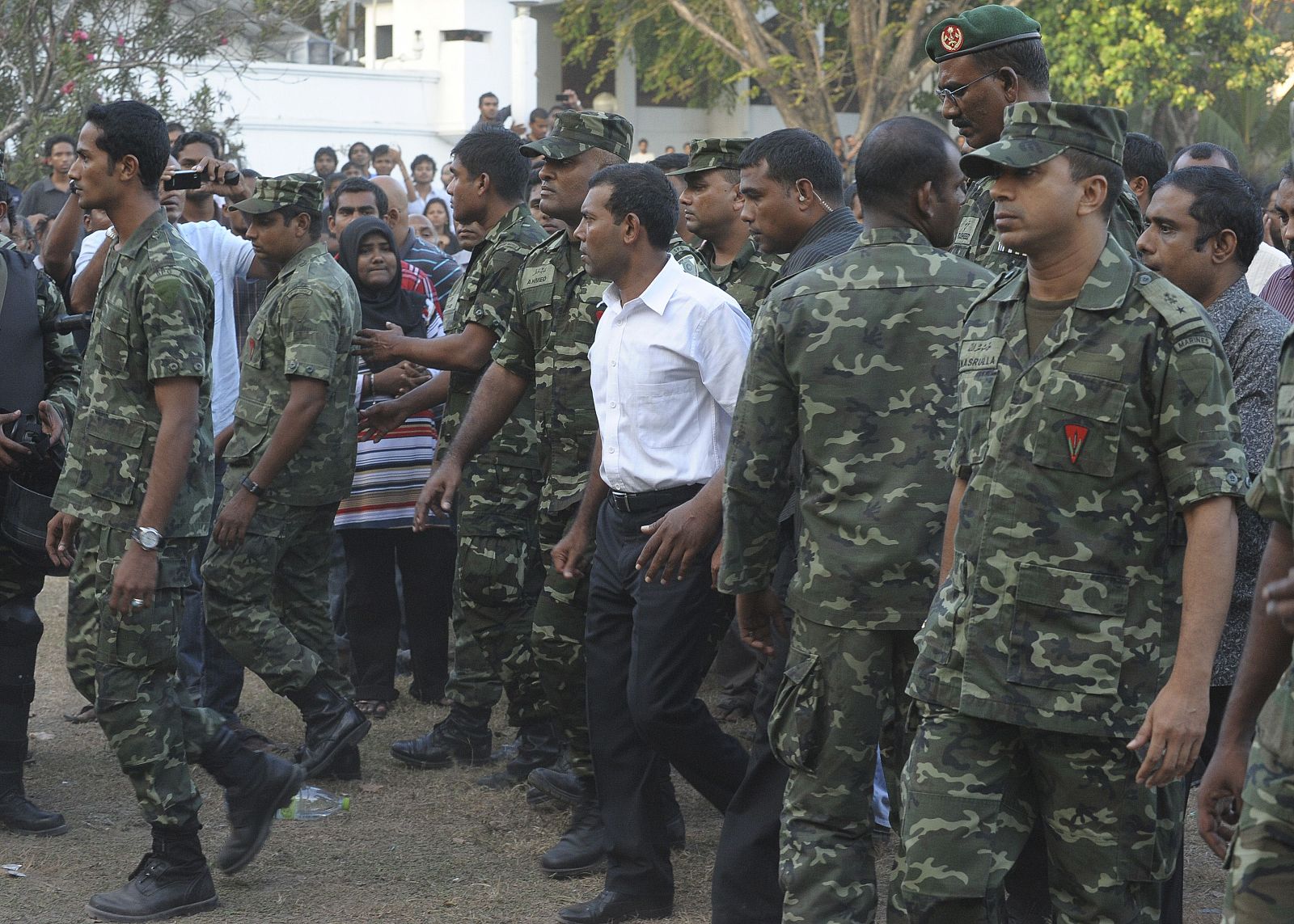 El presidente de Maldivas, Mohamed Nashid (en el centro, con camisa blanca) en el cuartel del Ejército tras entrevistarse con la Policía