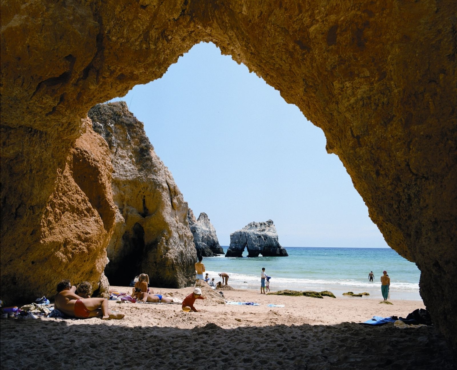 El Algarve está lleno de playas paradisíacas de arena blanca.