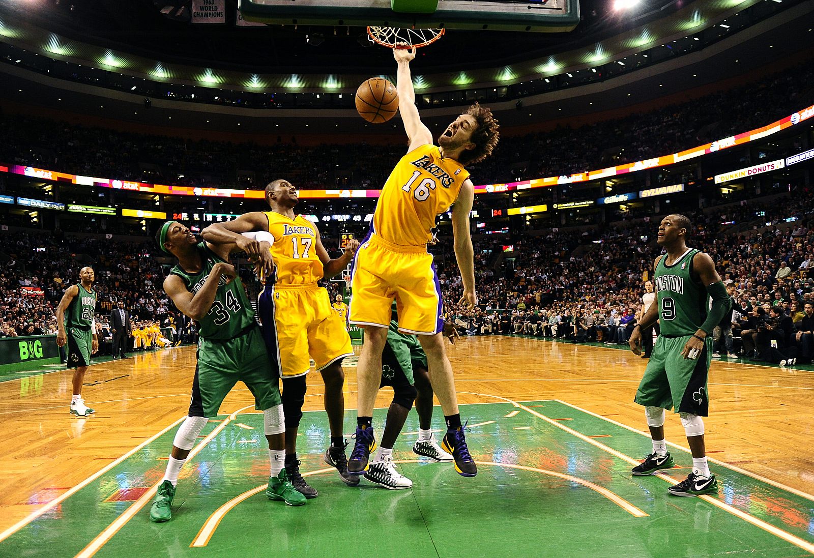 El jugador de Los Ángeles Lakers, el español Pau Gasol, machaca ante Boston Celtics.