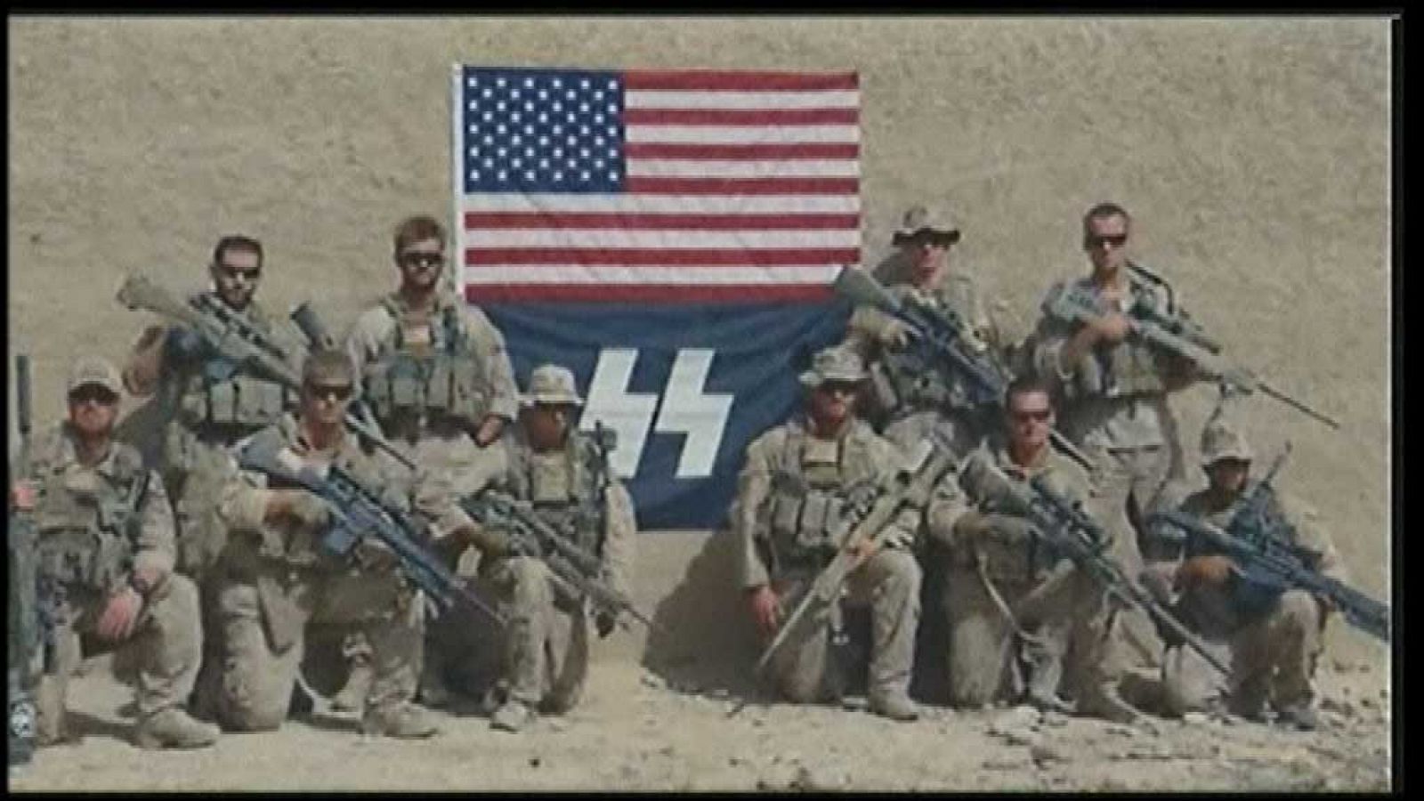 Un grupo de marines estadounidenses posa con una bandera nazi de las SS en la provincia de Helmand en Afganistán, en septiembre de 2010.