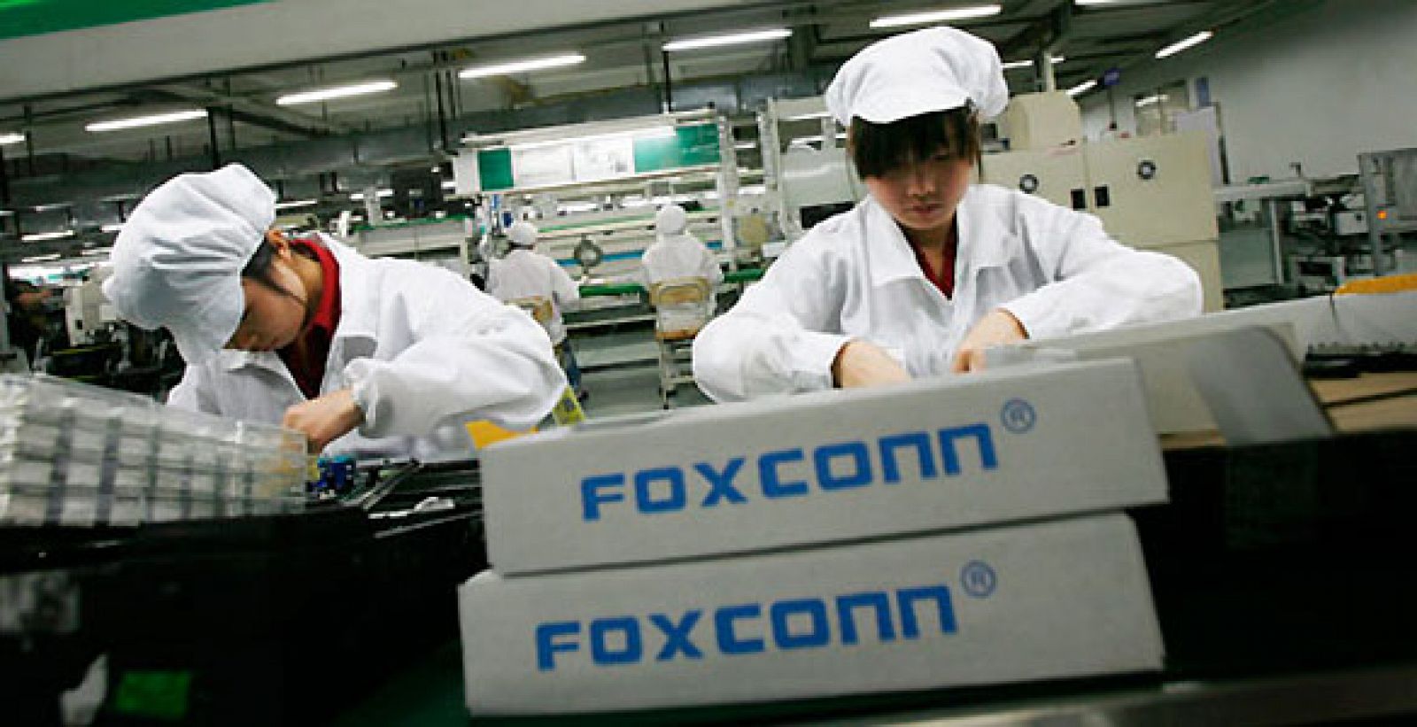 Una trabajadora de Foxconn ensambla uno de los productos electrónicos fabricados en la compañía taiwanesa