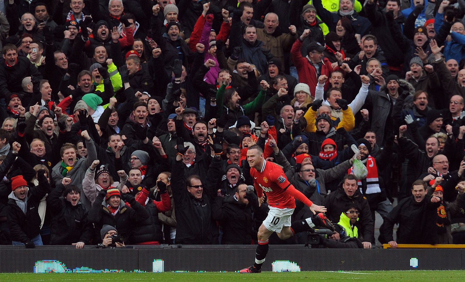 Rooney celebra el primer gol del United al Liverpool.