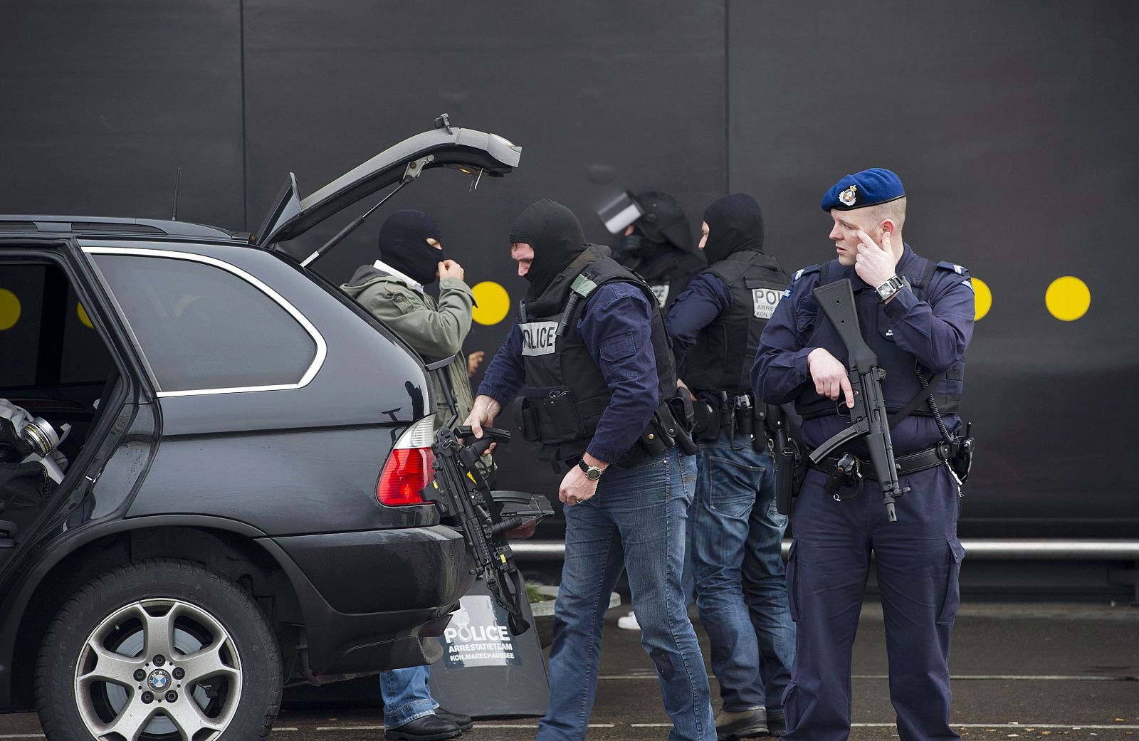 Las fuerzas especiales de la Policía holandesa se preparan para entrar en el aeropuerto de Schiphol.