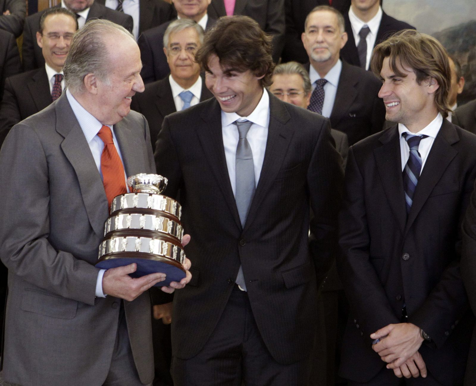 El rey Juan Carlos charla con el tenista Rafael Nadal durante la audiencia al equipo español campeón de la Copa Davis 2011