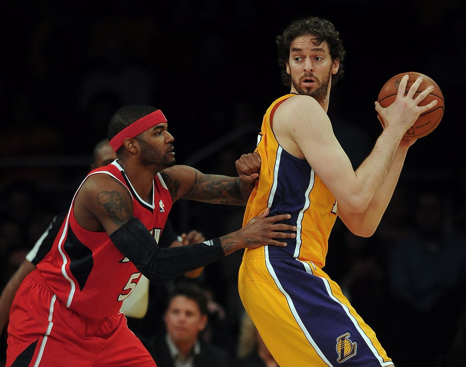 El jugador español Pau Gasol (d) de Los Angeles Lakers en acción ante Josh Smith (i) de los Atlanta Hawks.