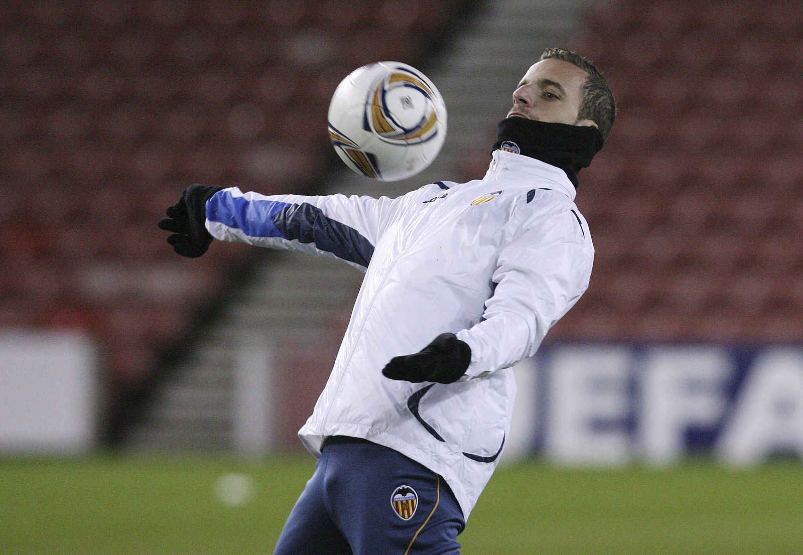 Roberto Soldado, jugador del Valencia, se entrena en el estadio Stoke-on-Trent