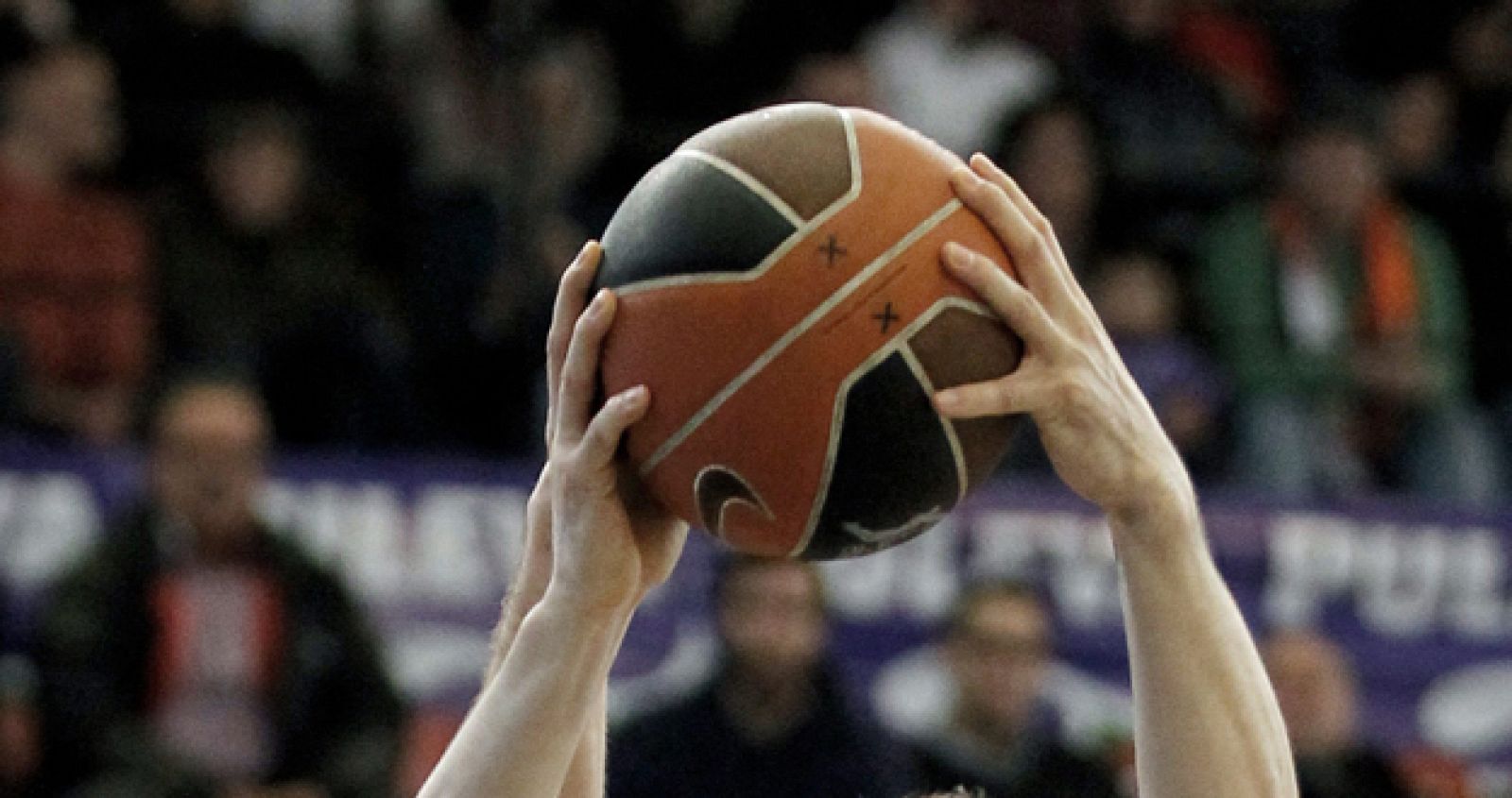 Participa en la porra de RTVE.es y llevaté el balón de la Copa del Rey de baloncesto firmado por una estrella del equipo ganador.