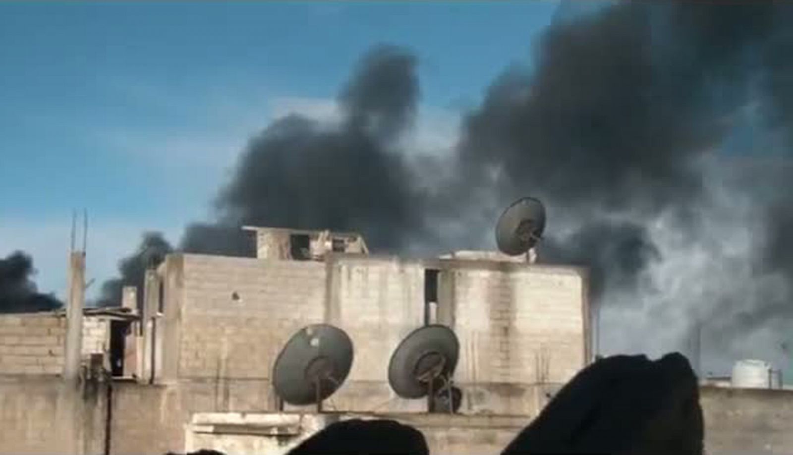 Imágen difundida por la oposición siria por Youtube de los bombardeos sobre el barrio de Bab Amr