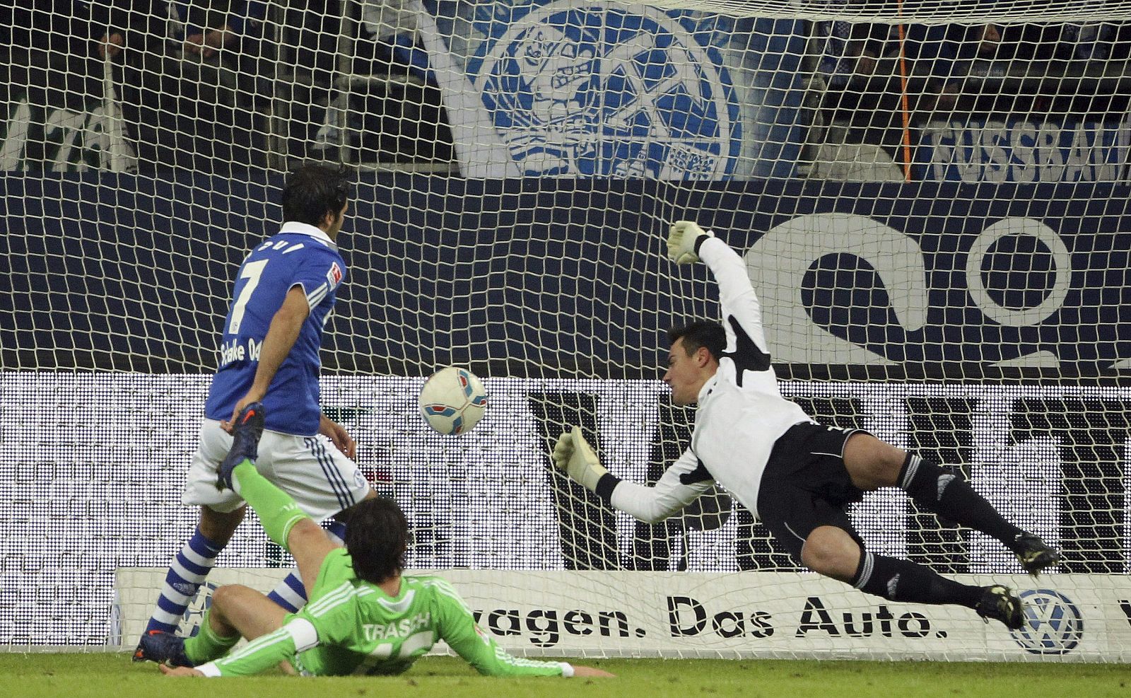 El delantero español del Schalke 04, Raúl González, marca gol ante el guardameta del VfL Wolfsburgo, Diego Benaglio