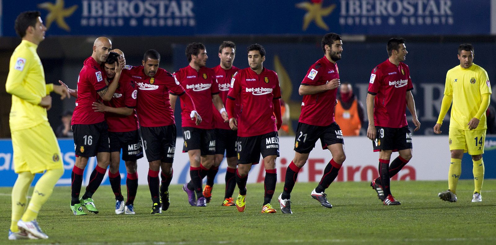 El defensa del Mallorca José Carlos de Araujo Nunes (i) celebra su gol, el cuarto de su equipo, junto a sus compañeros.