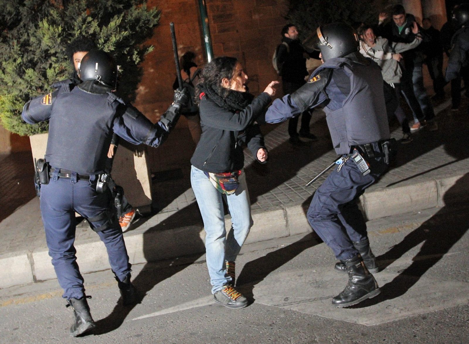 NUEVOS ENFRENTAMIENTO Y MÁS MANIFESTANTES ANTE EL LLUÍS VIVES DE VALENCIA