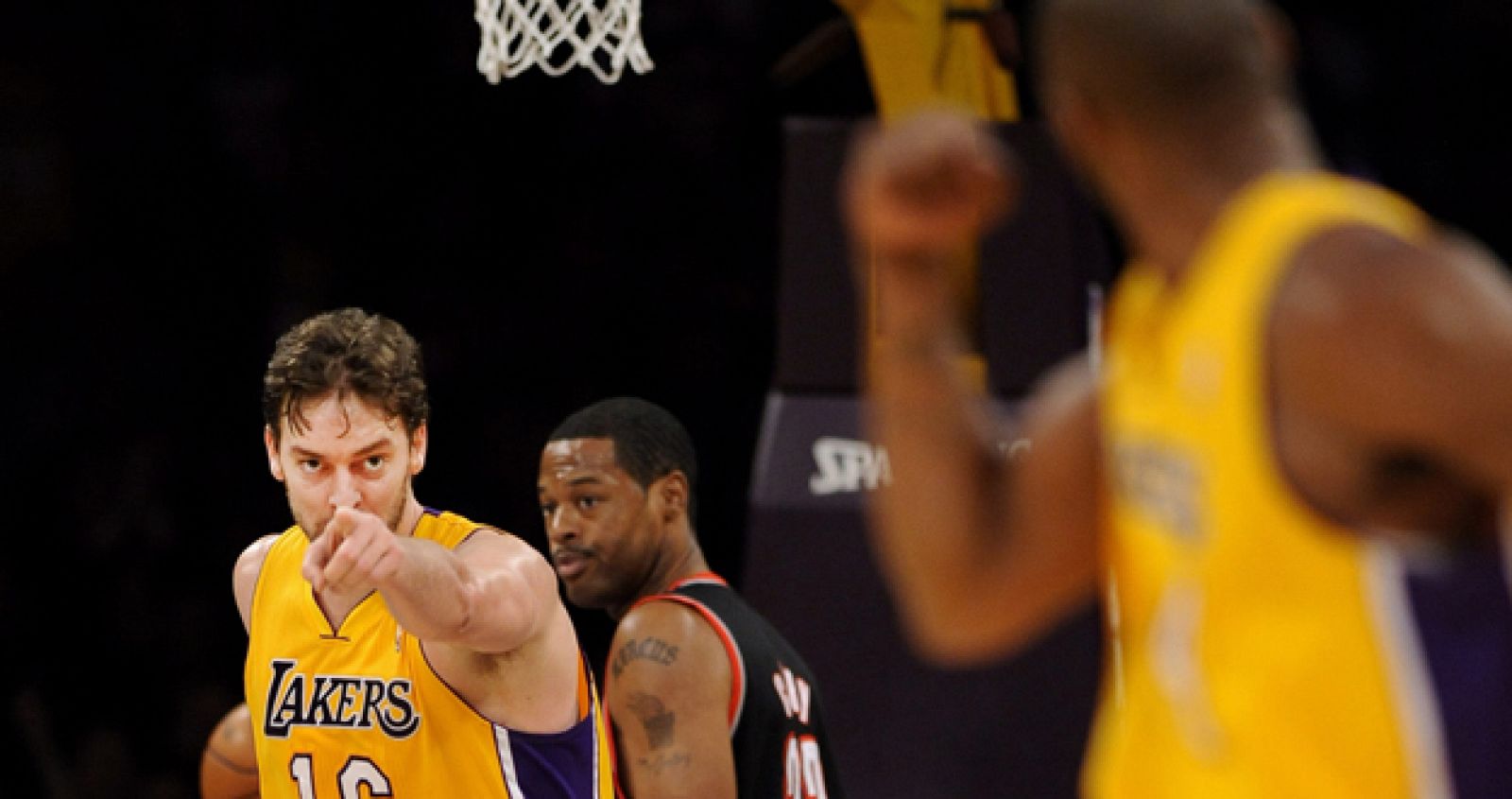 El español Pau Gasol, jugador de los Ángeles Lakers, señala a su compañero Kobe Bryant (d), tras marcar frente a los Portland Trail Blazers.
