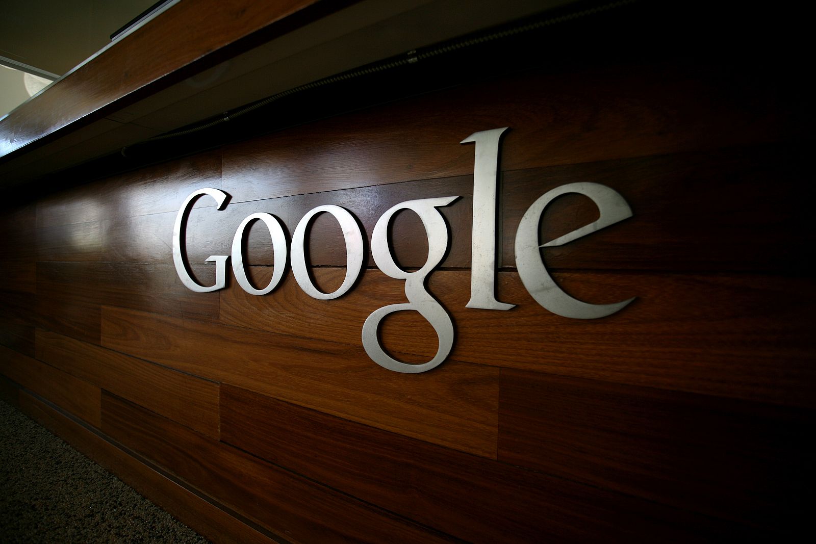 El logo de Google en las oficinas de la empresa en Mountain View, California