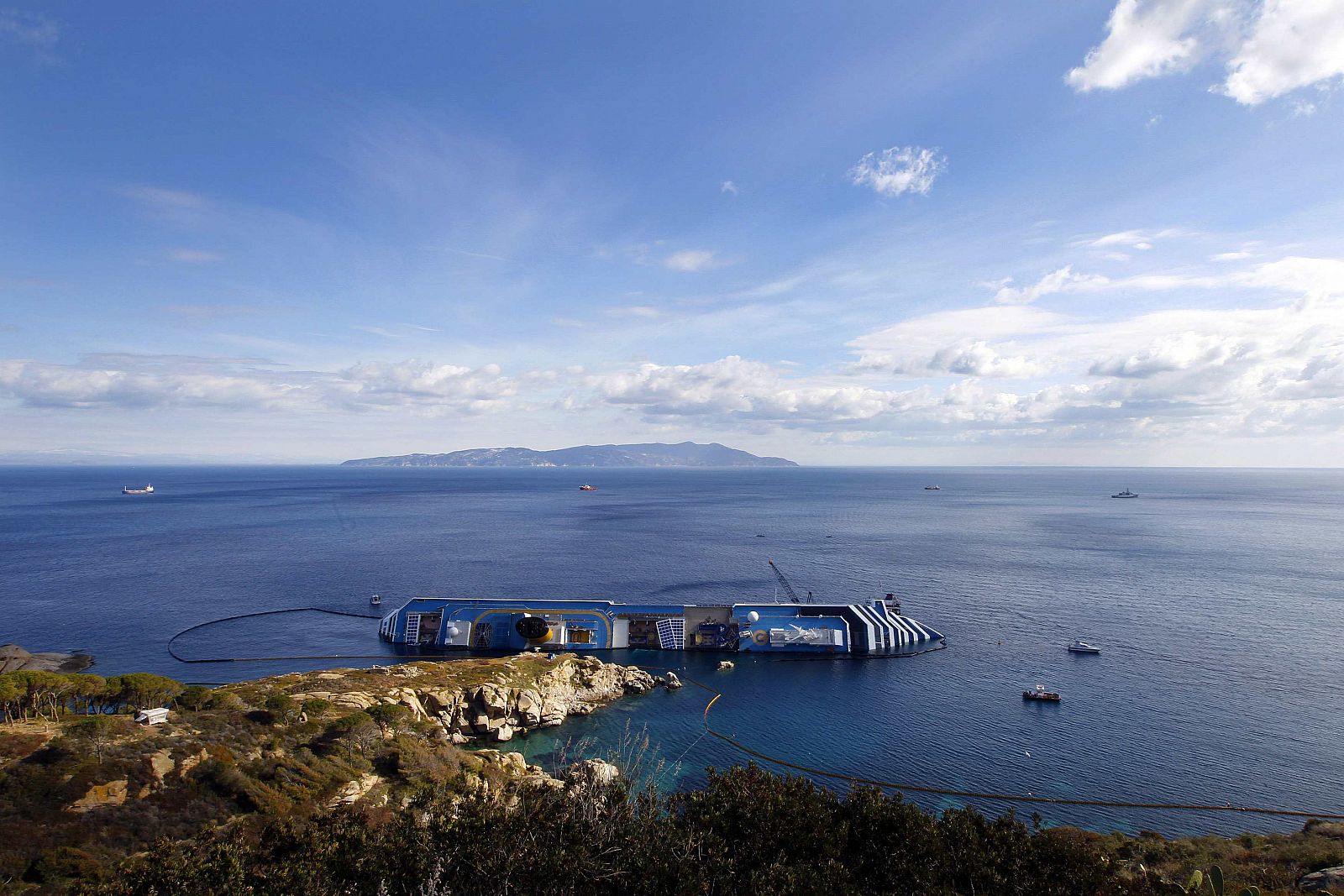 Imagen del Costa Concordia, embarrancado frenet a la costa de la isla italiana de Giglio