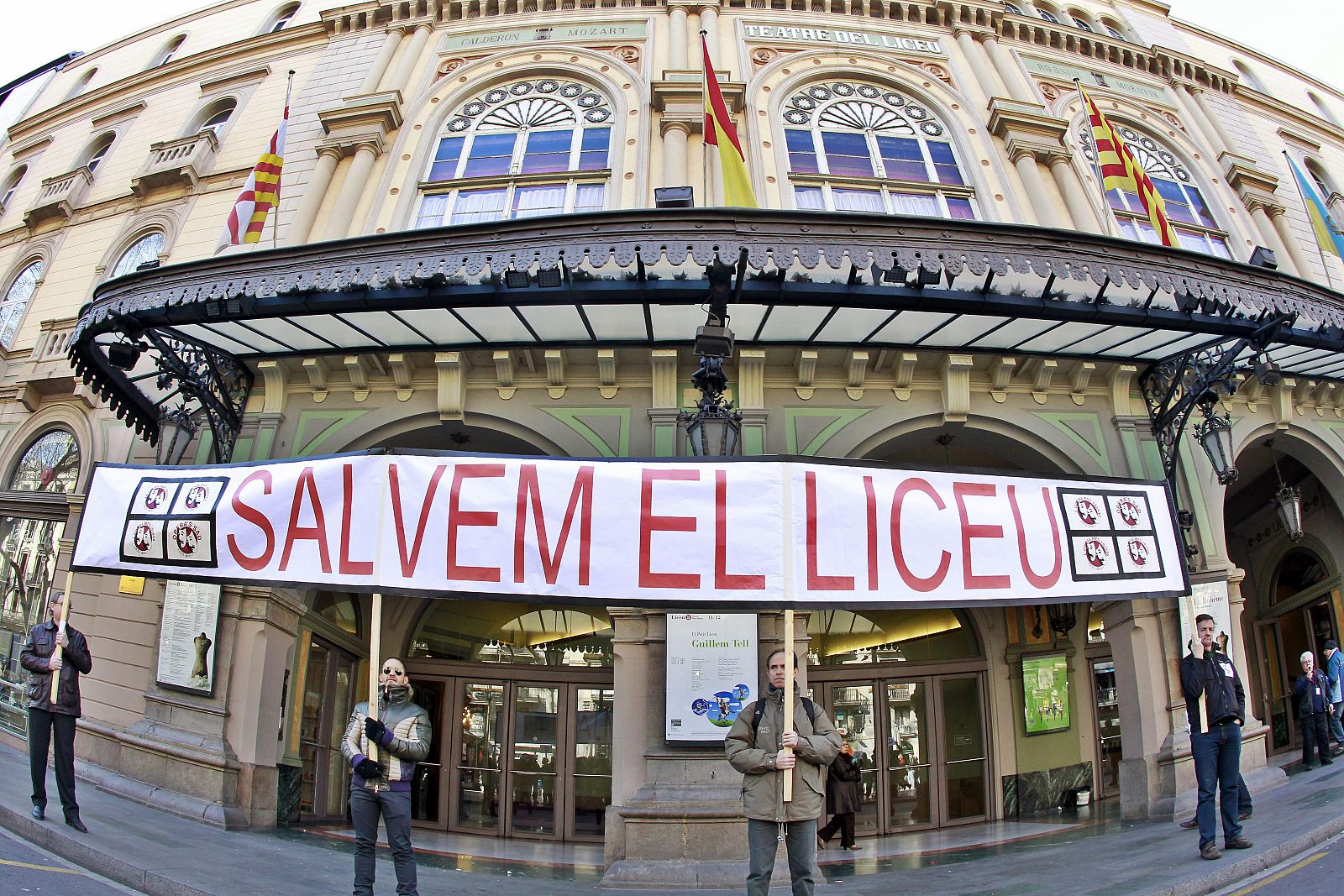 Medio centenar de trabajadores del Gran Teatro del Liceo de Barcelona se concentraron hace unos días ante las puertas del teatro.