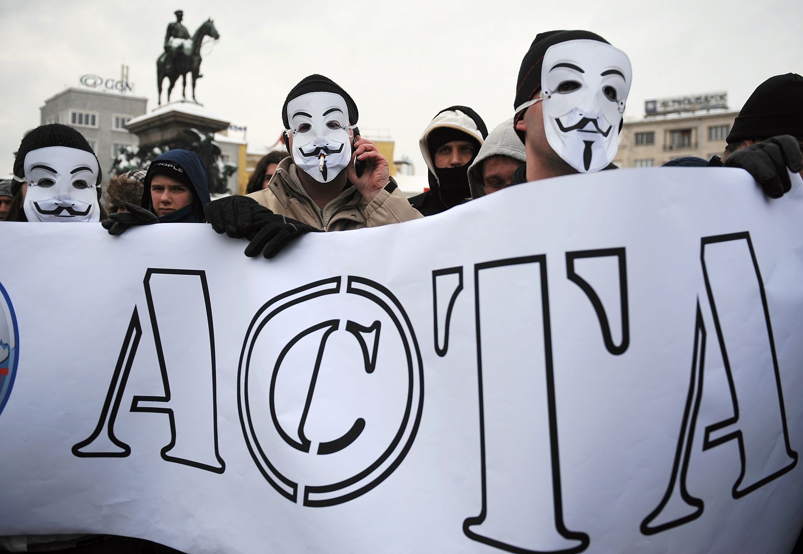 Manifestantes con la máscara de Guy Fawkes contra ACTA durante una protesta en Sofía.