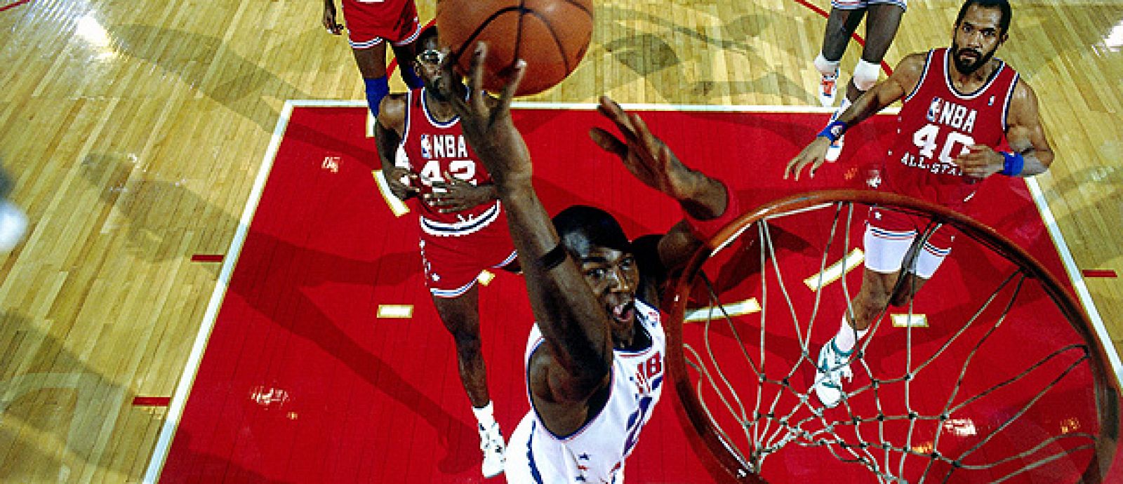 Michael Jordan realiza un mate durante el All-Star de 1988