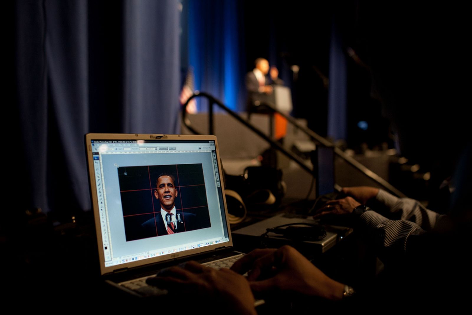 Una foto del presidente Barack Obama en un ordenador mientras el da un discurso en Nueva York