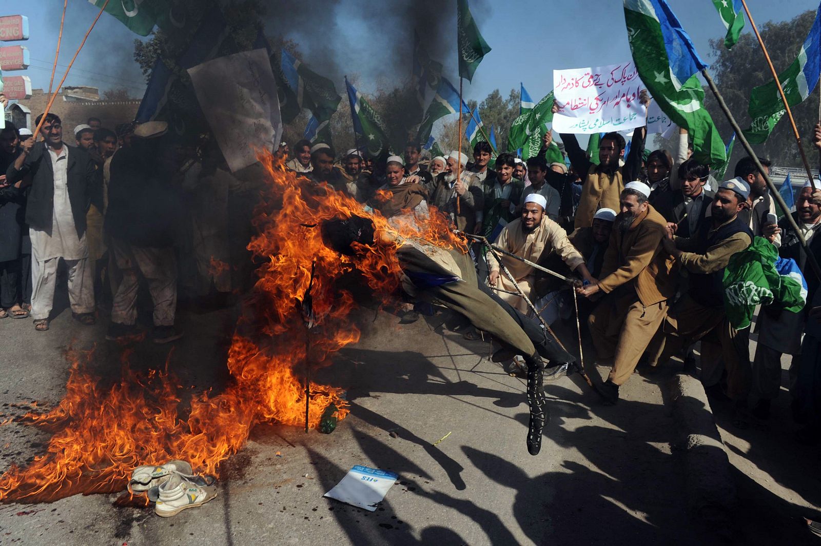 Manifestantes protestan contra EE.UU. por la quema de coranes en Peshawar