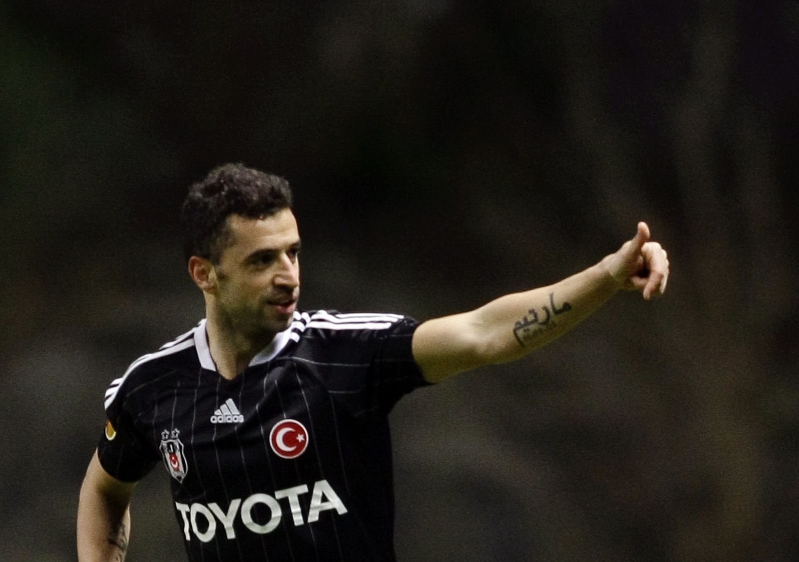El centrocampista del Besiktas Simao celebra un gol.