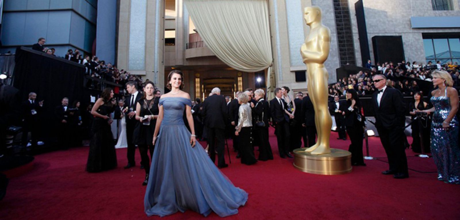 Penélope Cruz conun vestido de Armani a su llegada a la alfrombra roja de los Oscar.