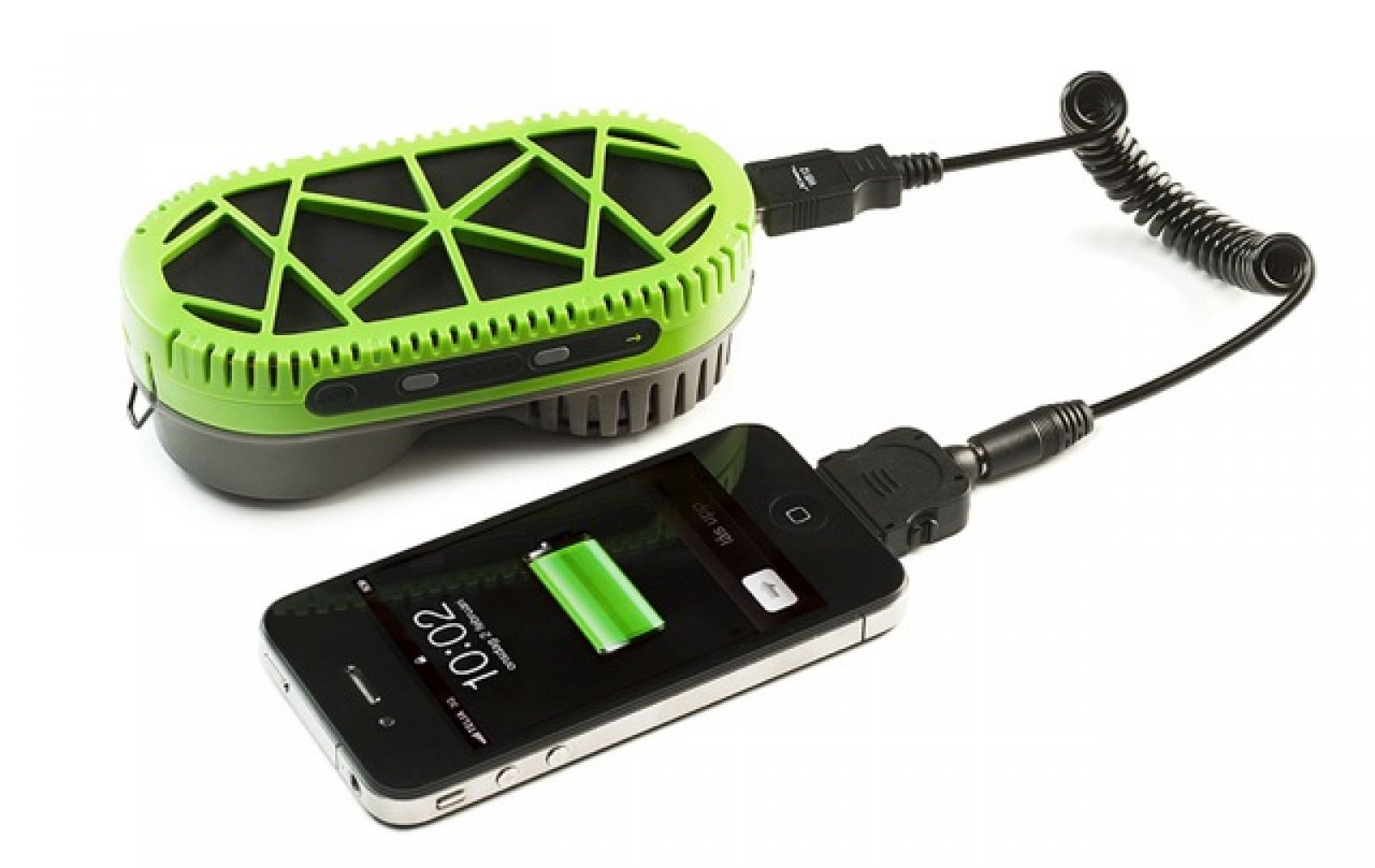 El PowerTreek es un dispositivo portátil que permite poner a funcionar y cargar un móvil al instante, con solo añadir agua a la pila de combustible.