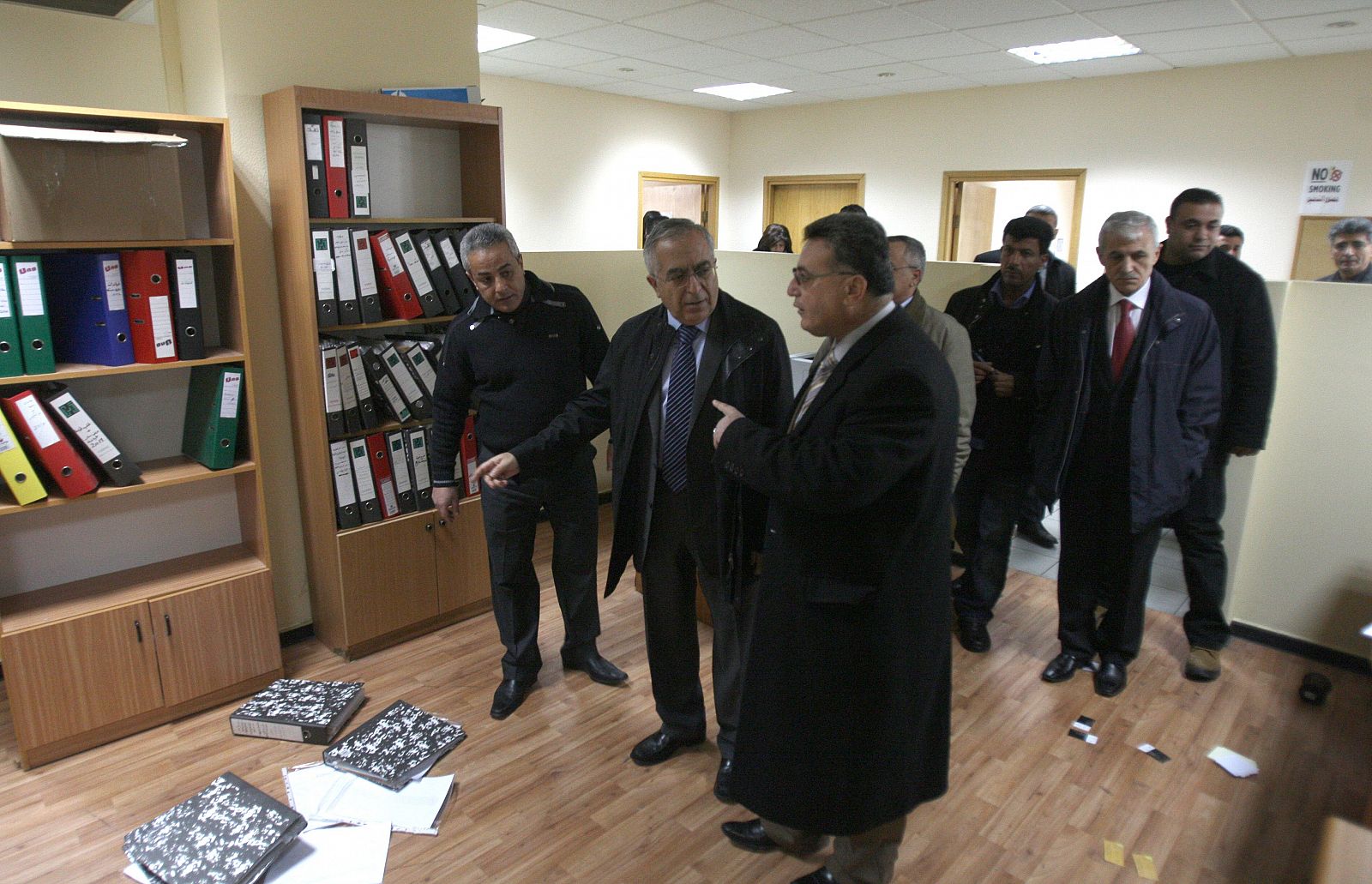 El primer ministro palestino Salam Fayyad, en el centro, visita las oficinas de la televisión Watan, allanadas por el Ejército israelí