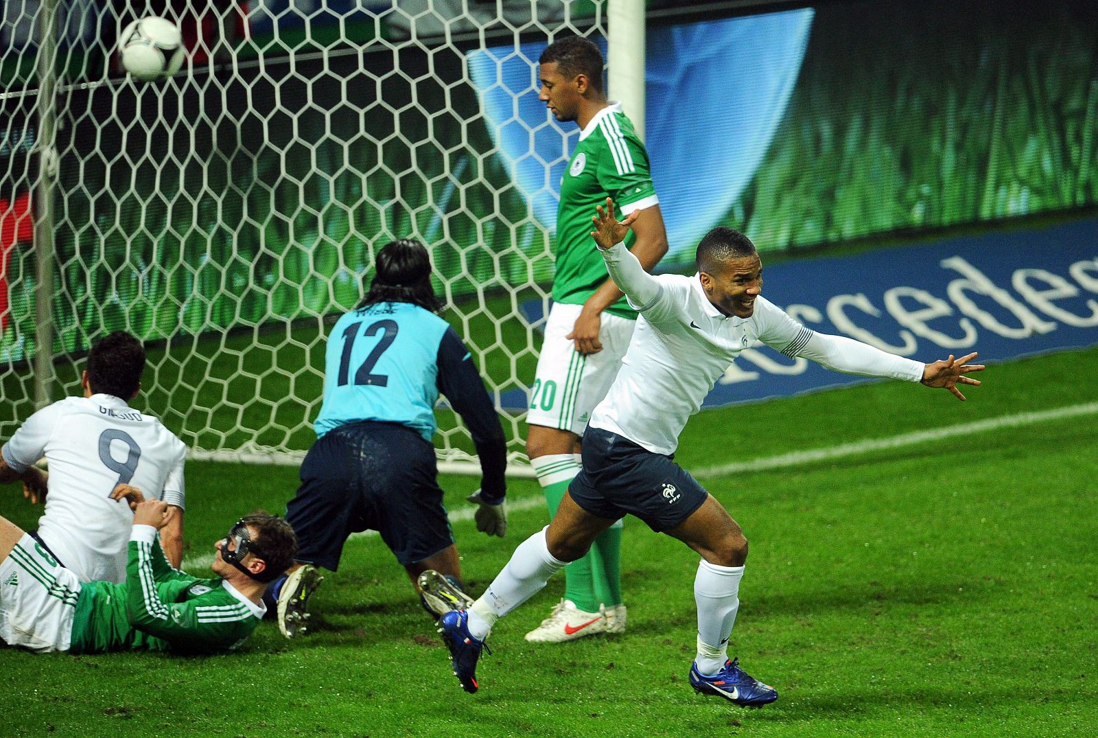 El jugador de la selección francesa Florent Malouda (d) celebra un gol ante el arquero alemán Tim Wiese (c).