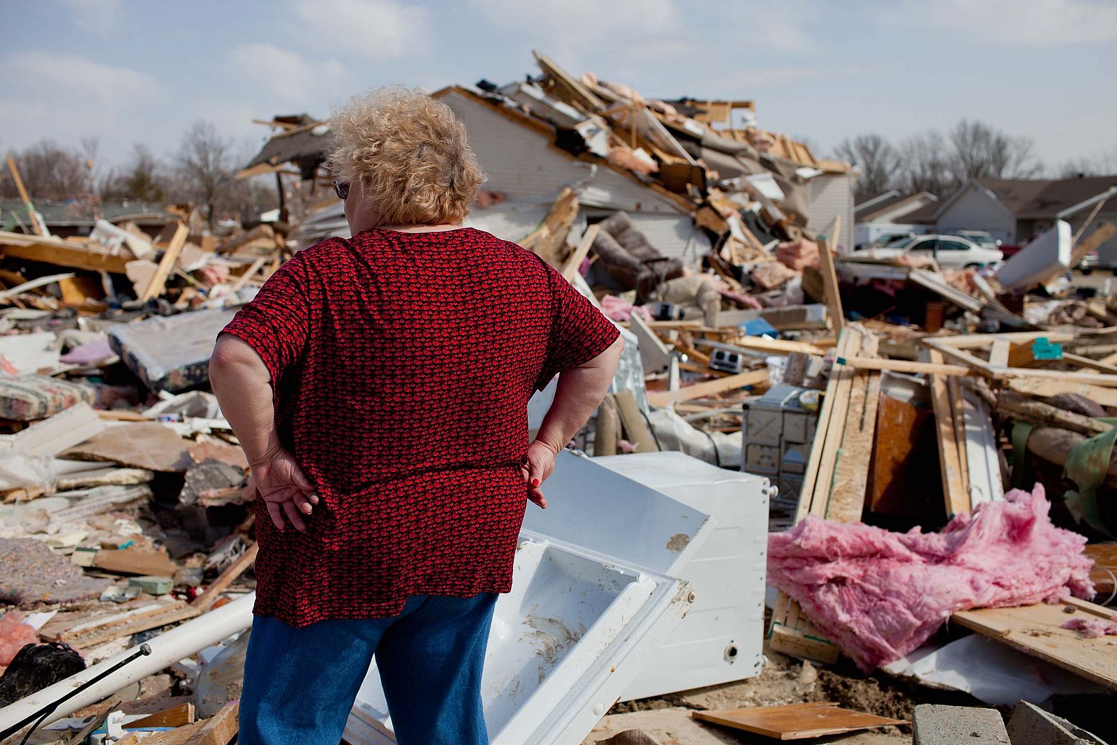 Carolyn Osman, vecina de Harrisburg, Illinois, la ciudad más castigada, observa los destrozos causados por los tornados