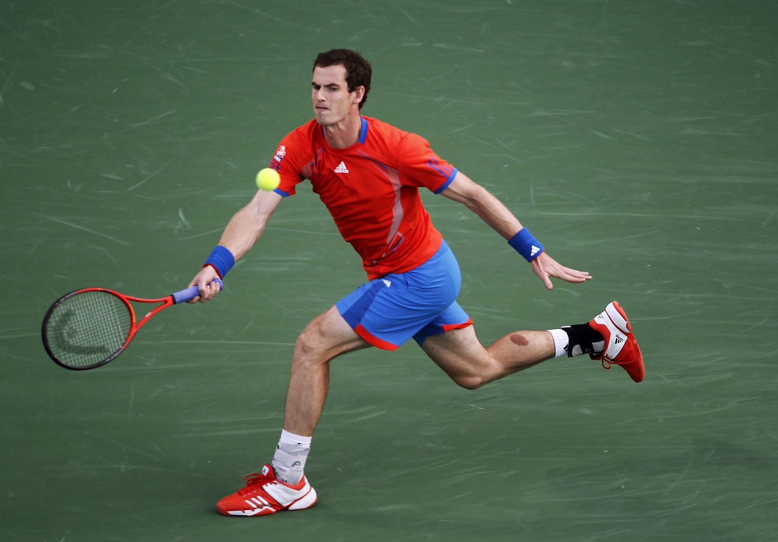 Andy Murray devuelve una pelota al serbio Novak Djokovic en el torneo de Dubai