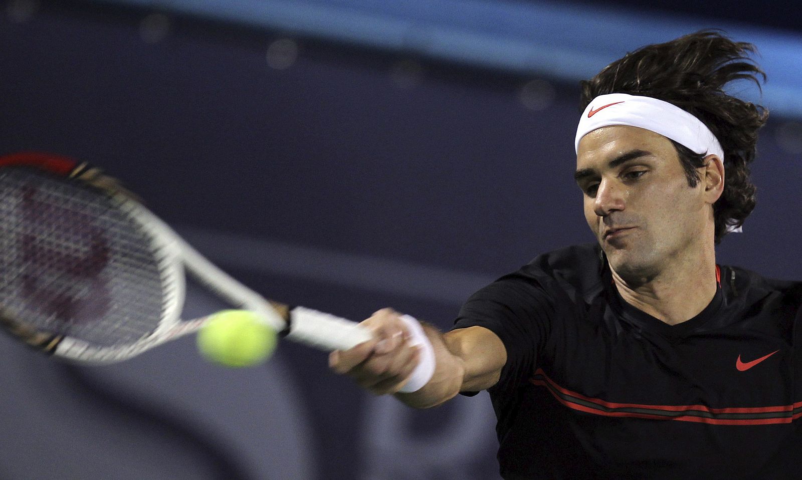 Roger Federer devuelve una pelota a Andy Murray