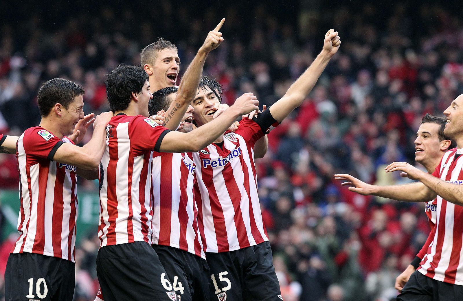 Los jugadores del Athletic Club celebran el gol del centrocampista Markel Susaeta