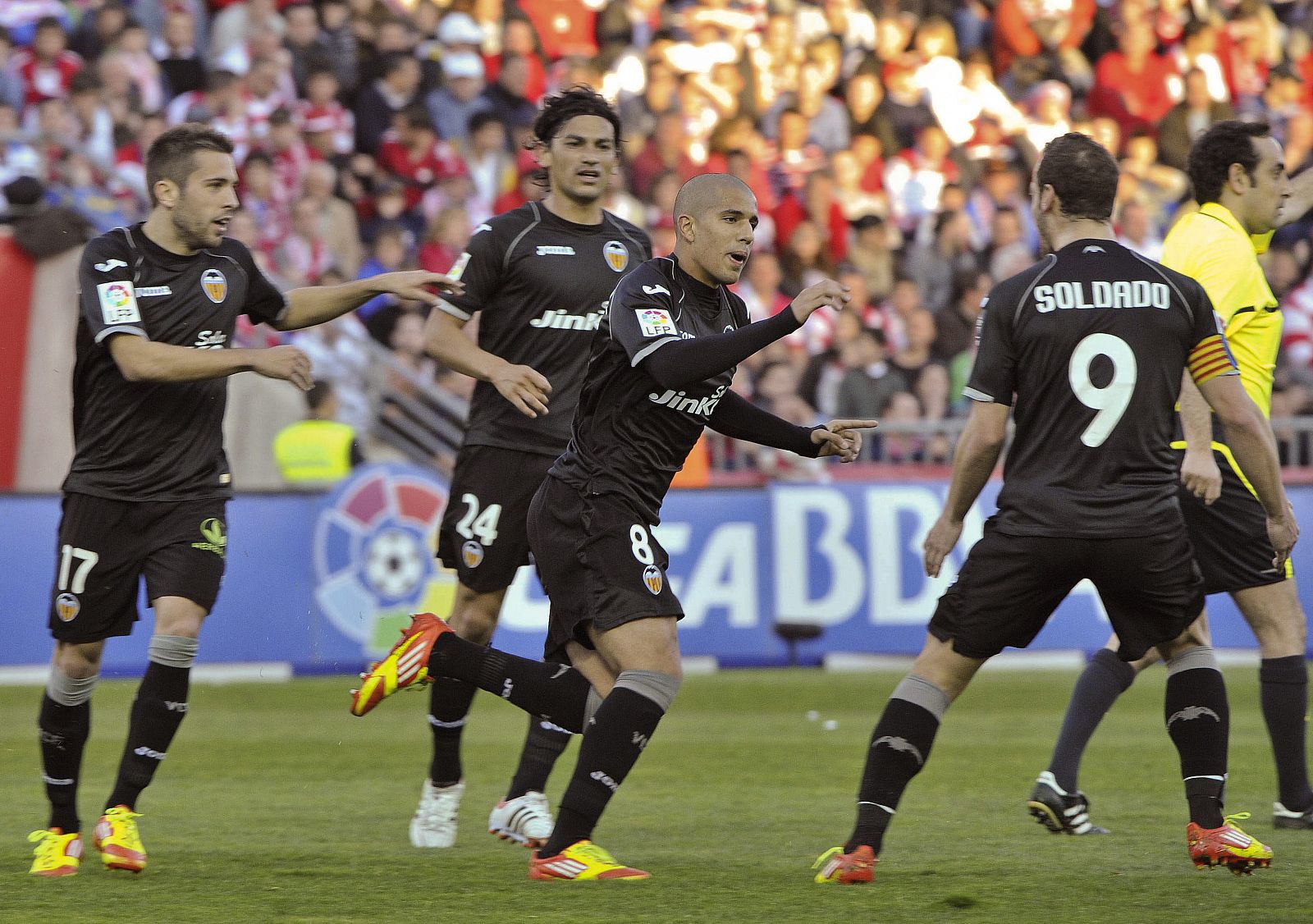 El centrocampista argelino del Valencia CF, Sofiane Feghouli (c) celebra con sus compañeros la consecución de su gol