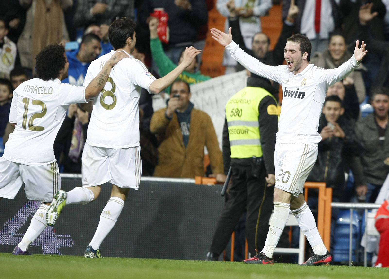 El delantero argentino del Real Madrid Gonzalo Higuaín (d) celebra su gol