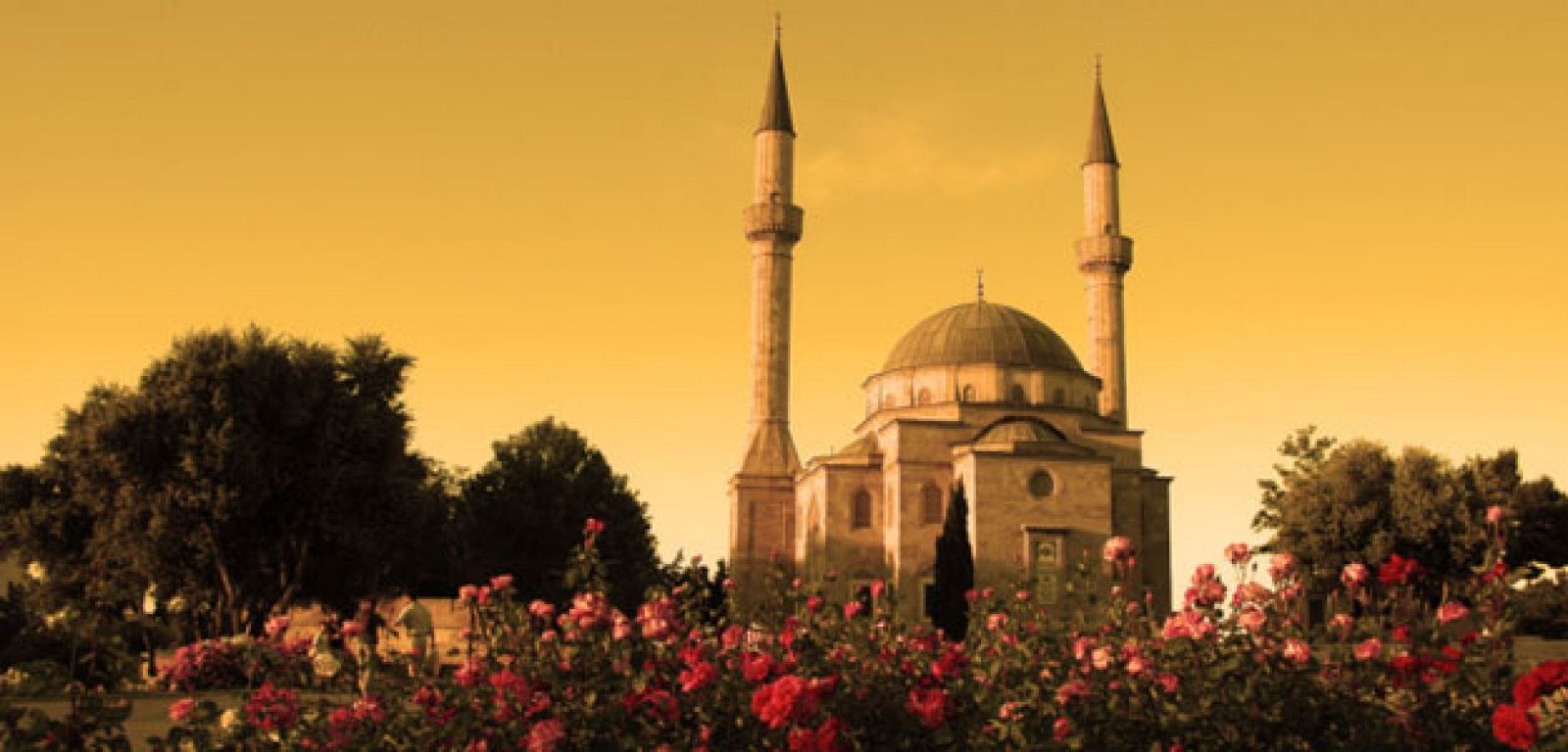 Mezquita con dos minaretes en Bakú