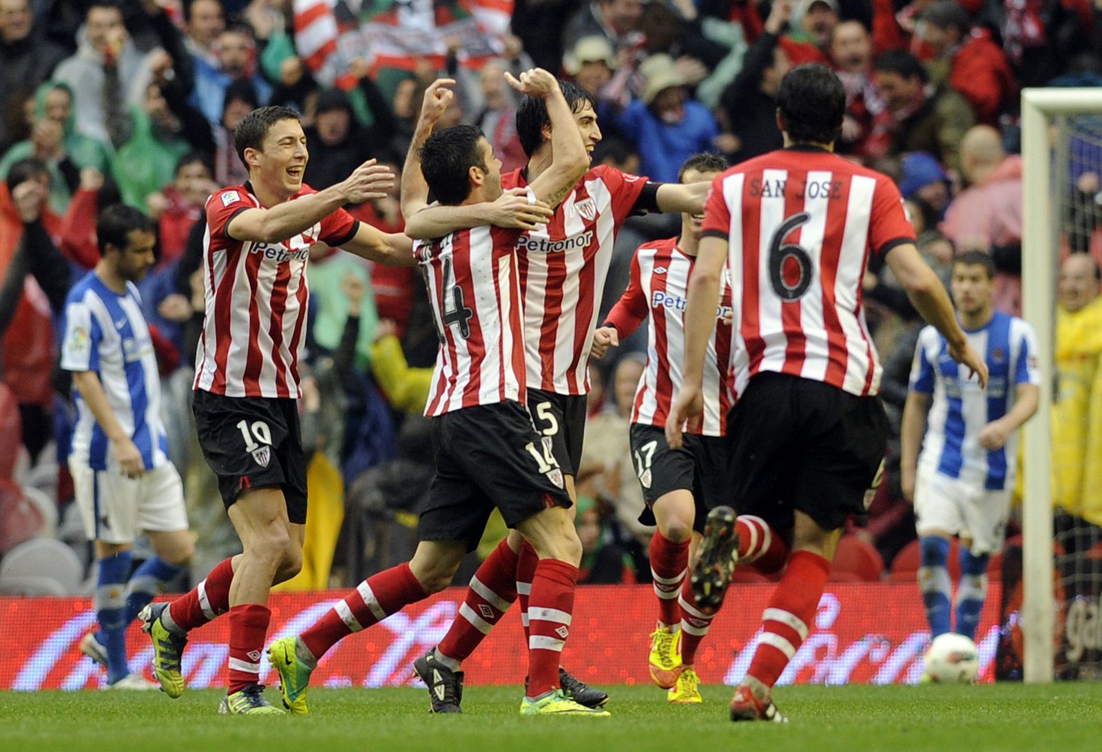 El Athletic Bilbao celebra un gol frente a la Real Sociedad en el derbi vasco.